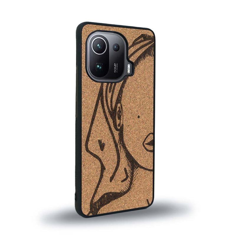 Coque de protection en bois véritable fabriquée en France pour Xiaomi Mi 11 Pro représentant une silhouette féminine épurée de type line art en collaboration avec l'artiste Maud Dabs