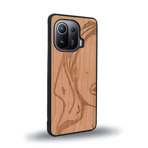 Coque de protection en bois véritable fabriquée en France pour Xiaomi Mi 11 Pro représentant une silhouette féminine épurée de type line art en collaboration avec l'artiste Maud Dabs