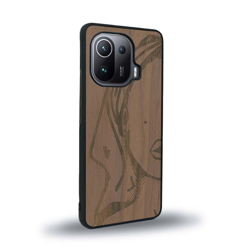 Coque de protection en bois véritable fabriquée en France pour Xiaomi Mi 11 Pro représentant une silhouette féminine épurée de type line art en collaboration avec l'artiste Maud Dabs