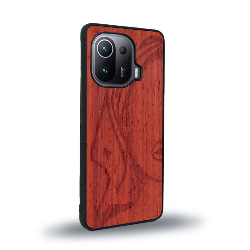 Coque de protection en bois véritable fabriquée en France pour Xiaomi Mi 11 Pro représentant une silhouette féminine épurée de type line art en collaboration avec l'artiste Maud Dabs
