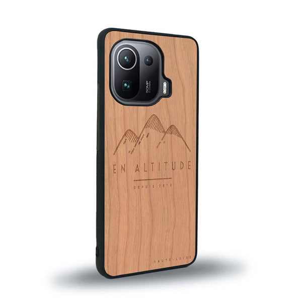 Coque de protection en bois véritable fabriquée en France pour Xiaomi Mi 11 Pro représentant des montagnes, sur le thème de la randonnée en pleine nature et du trail