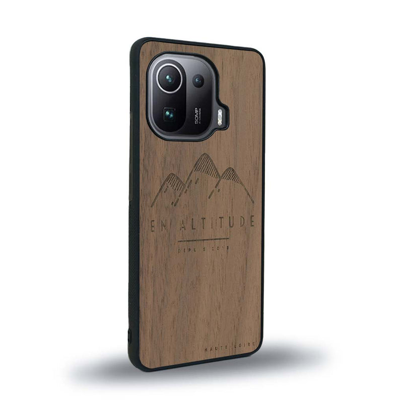 Coque de protection en bois véritable fabriquée en France pour Xiaomi Mi 11 Pro représentant des montagnes, sur le thème de la randonnée en pleine nature et du trail