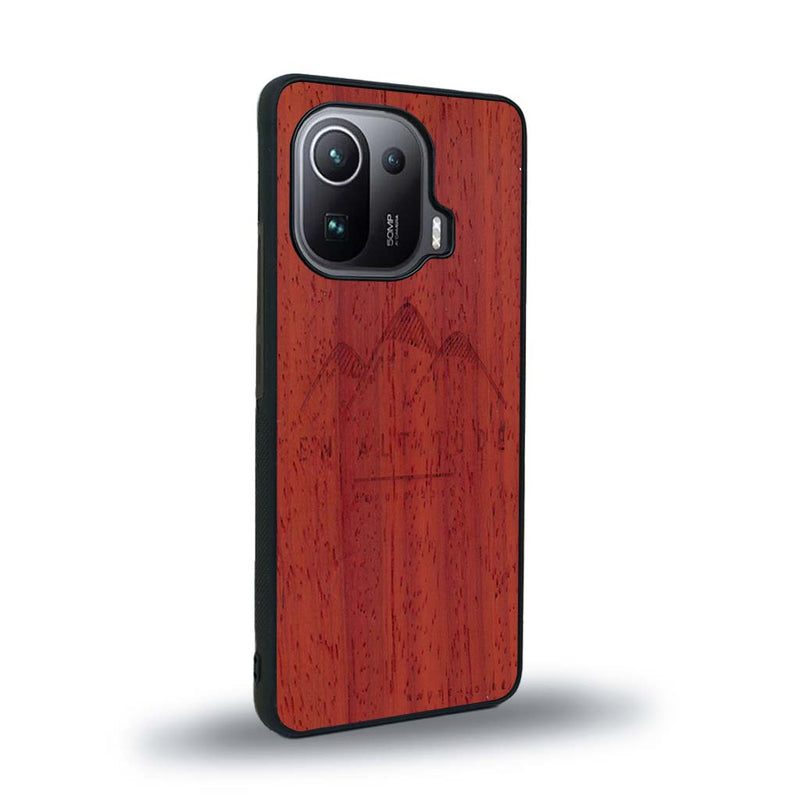 Coque de protection en bois véritable fabriquée en France pour Xiaomi Mi 11 Pro représentant des montagnes, sur le thème de la randonnée en pleine nature et du trail