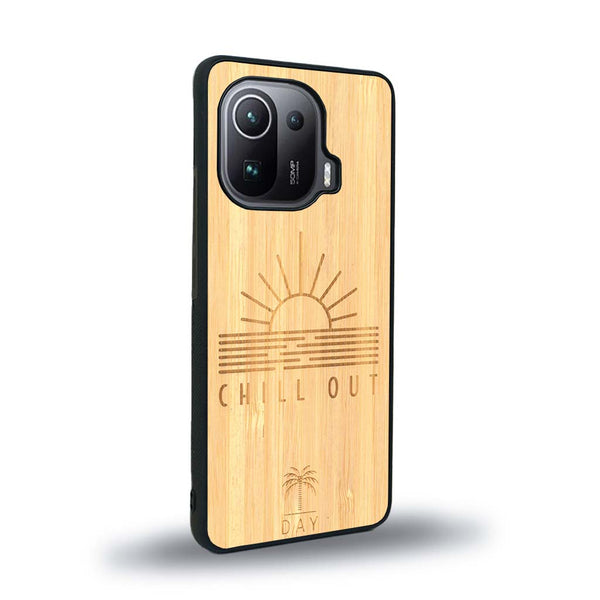 Coque de protection en bois véritable fabriquée en France pour Xiaomi Mi 11 Pro sur le thème chill avec un motif représentant un couché de soleil sur l'océan et la phrase "Chill out"