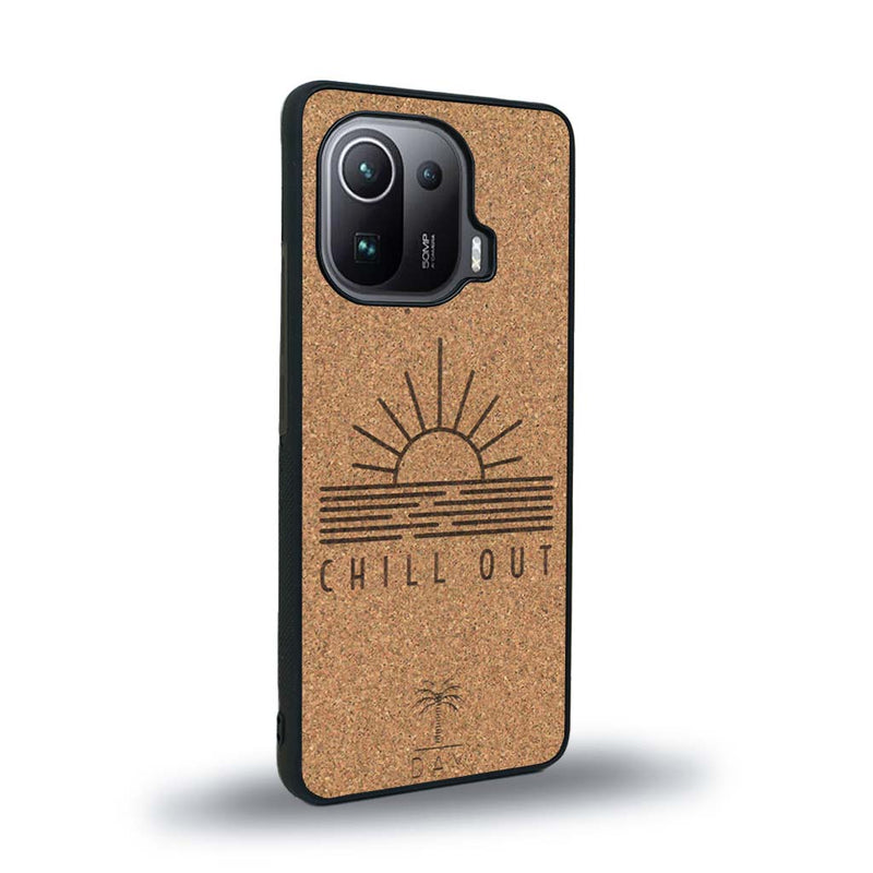 Coque de protection en bois véritable fabriquée en France pour Xiaomi Mi 11 Pro sur le thème chill avec un motif représentant un couché de soleil sur l'océan et la phrase "Chill out"