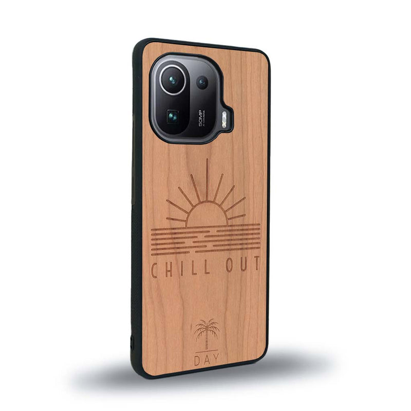 Coque de protection en bois véritable fabriquée en France pour Xiaomi Mi 11 Pro sur le thème chill avec un motif représentant un couché de soleil sur l'océan et la phrase "Chill out"