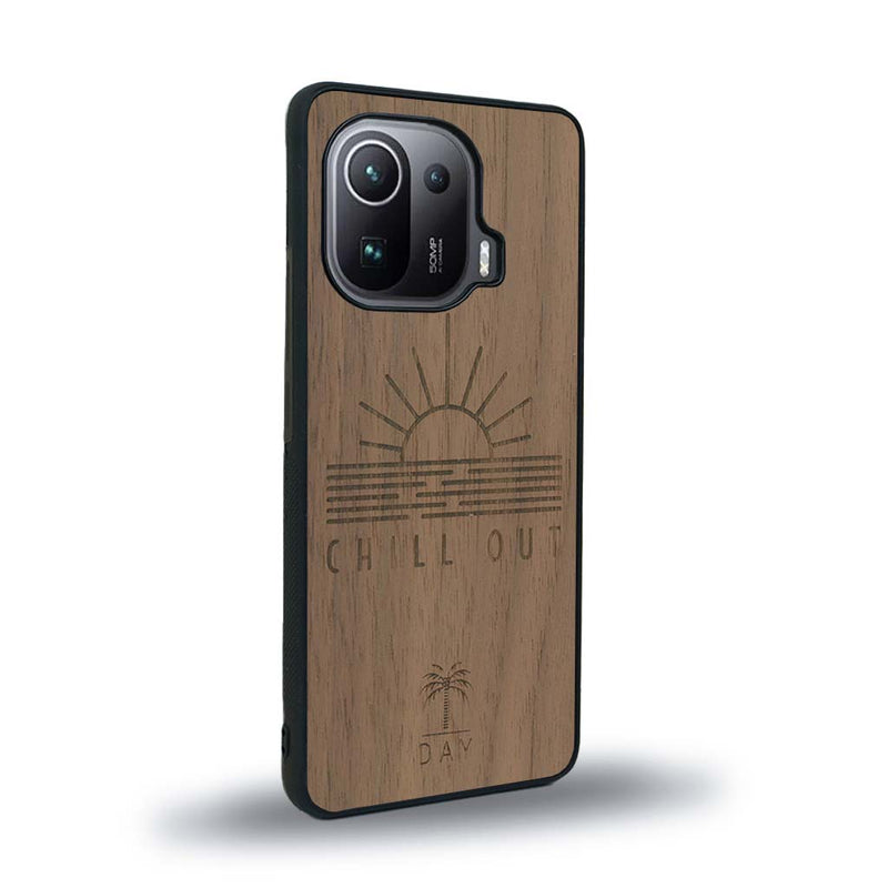 Coque de protection en bois véritable fabriquée en France pour Xiaomi Mi 11 Pro sur le thème chill avec un motif représentant un couché de soleil sur l'océan et la phrase "Chill out"