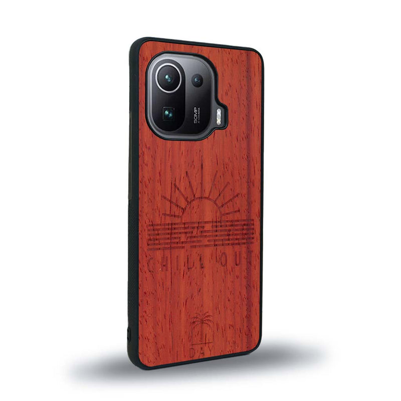 Coque de protection en bois véritable fabriquée en France pour Xiaomi Mi 11 Pro sur le thème chill avec un motif représentant un couché de soleil sur l'océan et la phrase "Chill out"