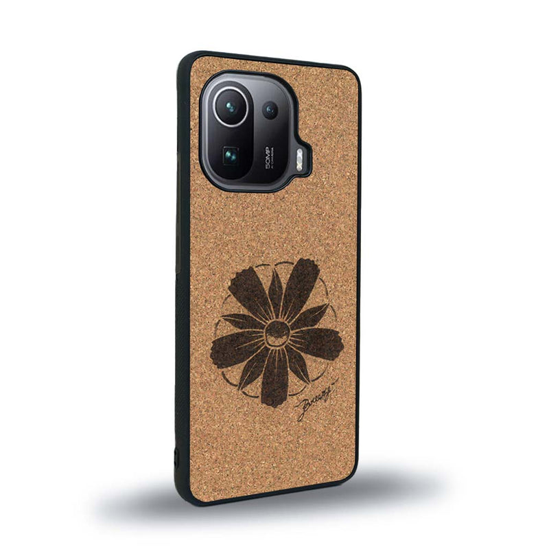 Coque de protection en bois véritable fabriquée en France pour Xiaomi Mi 11 Pro sur le thème des fleurs et de la montagne avec un motif de gravure représentant les pétales d'une fleur des montagnes