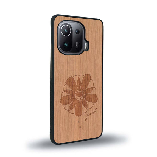 Coque de protection en bois véritable fabriquée en France pour Xiaomi Mi 11 Pro sur le thème des fleurs et de la montagne avec un motif de gravure représentant les pétales d'une fleur des montagnes