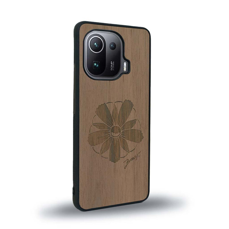 Coque de protection en bois véritable fabriquée en France pour Xiaomi Mi 11 Pro sur le thème des fleurs et de la montagne avec un motif de gravure représentant les pétales d'une fleur des montagnes