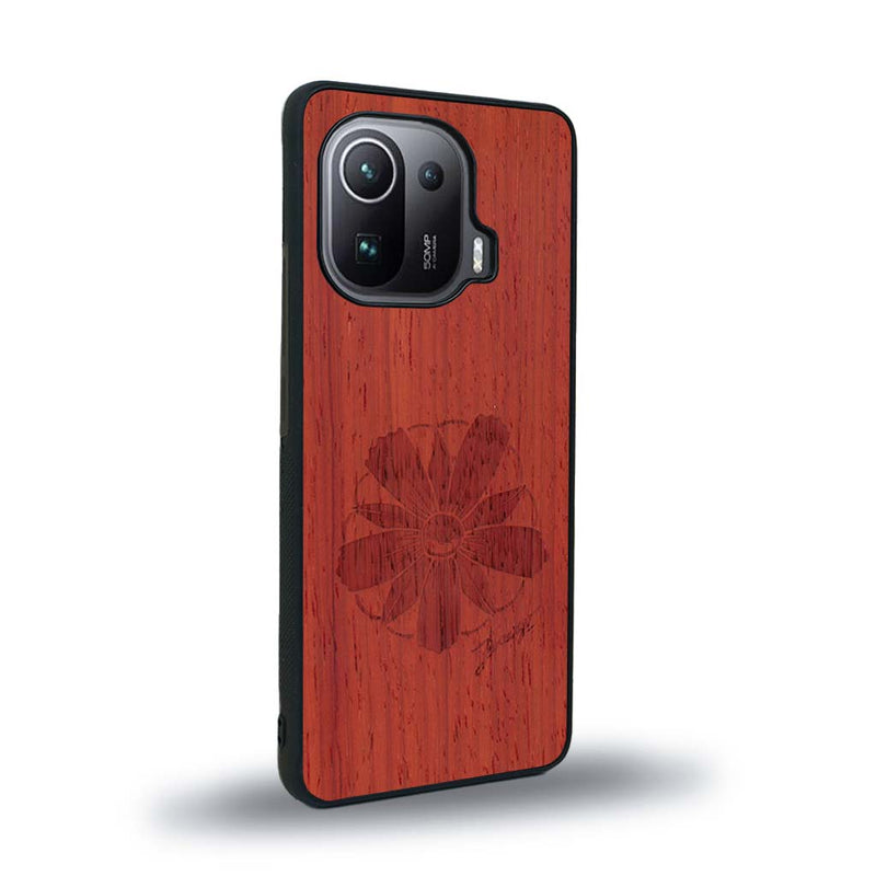 Coque de protection en bois véritable fabriquée en France pour Xiaomi Mi 11 Pro sur le thème des fleurs et de la montagne avec un motif de gravure représentant les pétales d'une fleur des montagnes