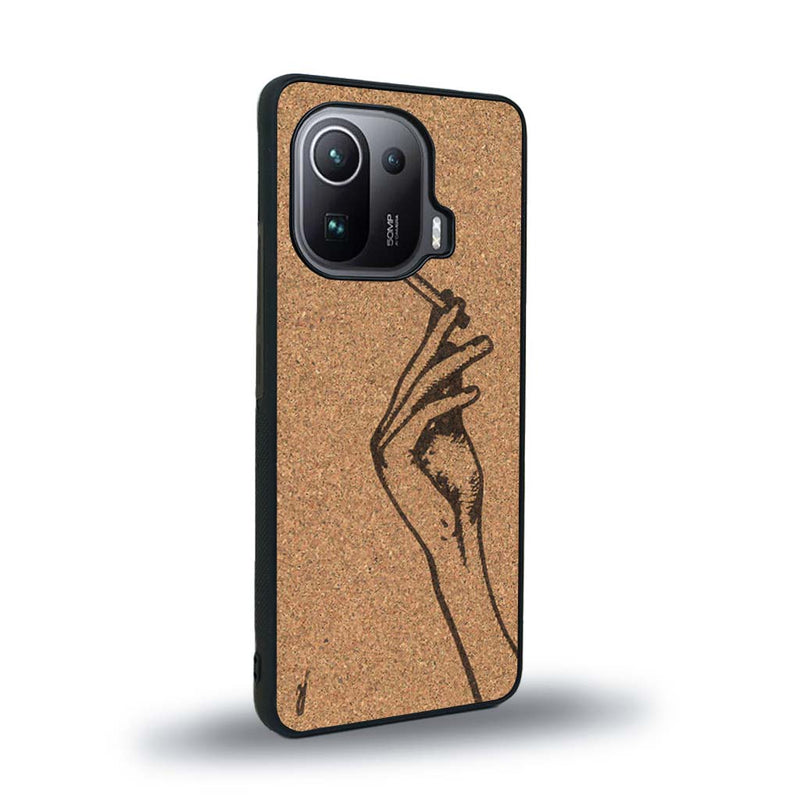 Coque de protection en bois véritable fabriquée en France pour Xiaomi Mi 11 Pro représentant une main de femme tenant une cigarette de type line art en collaboration avec l'artiste Maud Dabs