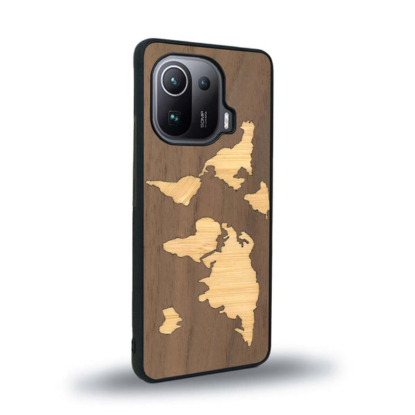 Coque de protection en bois véritable fabriquée en France pour Xiaomi Mi 11 Pro alliant du bambou et du noyer sur le thème du voyage et de l'aventure représentant une mappemonde