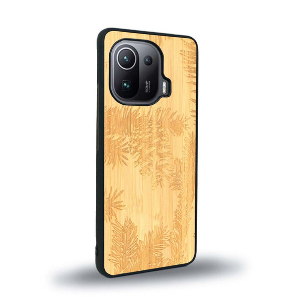 Coque de protection en bois véritable fabriquée en France pour Xiaomi Mi 11 Pro sur le thème de la nature des arbres avec un motif de gravure représentant des épines de sapin et des pommes de pin