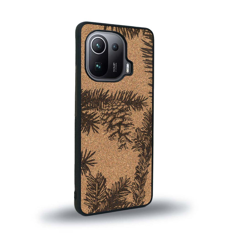 Coque de protection en bois véritable fabriquée en France pour Xiaomi Mi 11 Pro sur le thème de la nature des arbres avec un motif de gravure représentant des épines de sapin et des pommes de pin