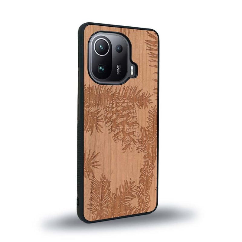 Coque de protection en bois véritable fabriquée en France pour Xiaomi Mi 11 Pro sur le thème de la nature des arbres avec un motif de gravure représentant des épines de sapin et des pommes de pin