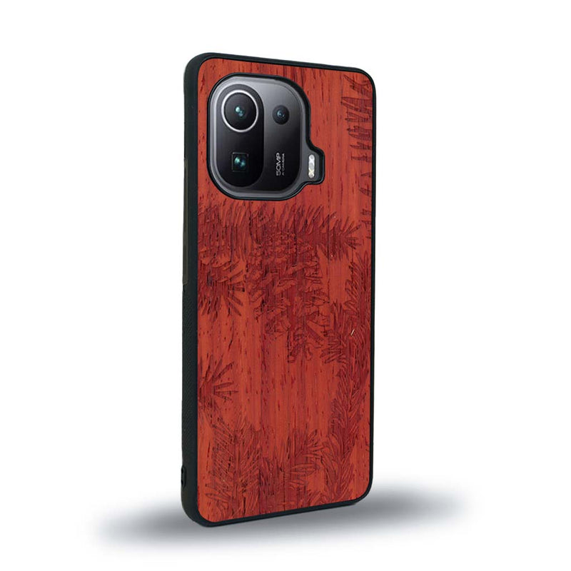 Coque de protection en bois véritable fabriquée en France pour Xiaomi Mi 11 Pro sur le thème de la nature des arbres avec un motif de gravure représentant des épines de sapin et des pommes de pin