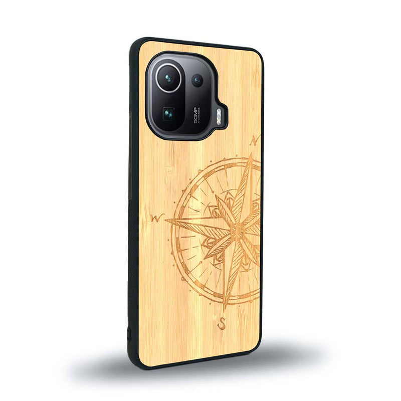 Coque de protection en bois véritable fabriquée en France pour Xiaomi Mi 11 Pro avec une gravure "rose des vents" sur le thème nautique et de l'océan qui s'inspire des boussoles de pirate