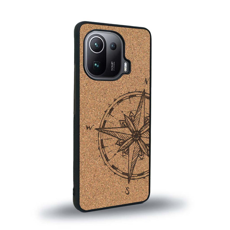 Coque de protection en bois véritable fabriquée en France pour Xiaomi Mi 11 Pro avec une gravure "rose des vents" sur le thème nautique et de l'océan qui s'inspire des boussoles de pirate