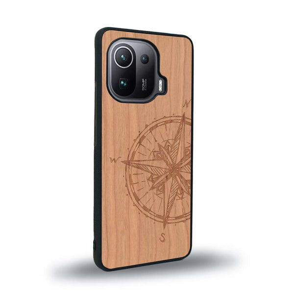 Coque de protection en bois véritable fabriquée en France pour Xiaomi Mi 11 Pro avec une gravure "rose des vents" sur le thème nautique et de l'océan qui s'inspire des boussoles de pirate