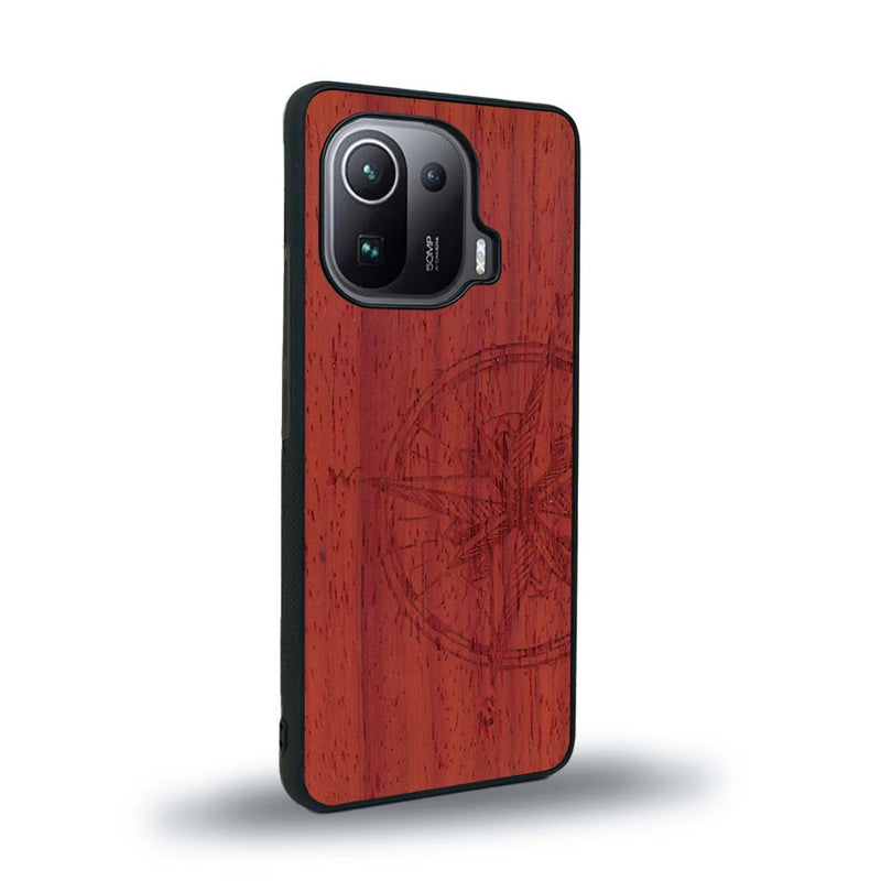 Coque de protection en bois véritable fabriquée en France pour Xiaomi Mi 11 Pro avec une gravure "rose des vents" sur le thème nautique et de l'océan qui s'inspire des boussoles de pirate