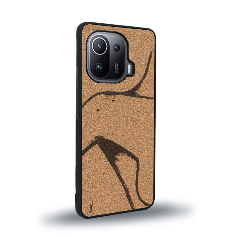 Coque de protection en bois véritable fabriquée en France pour Xiaomi Mi 11 Pro représentant une silhouette féminine dessinée à la main par l'artiste Maud Dabs