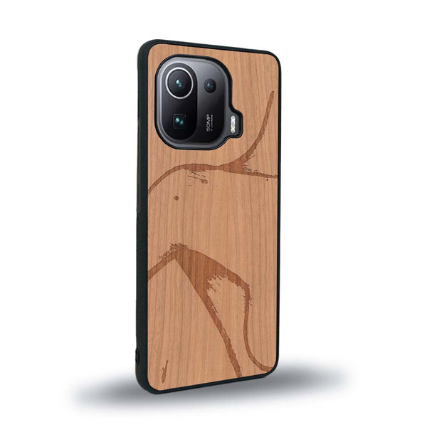 Coque de protection en bois véritable fabriquée en France pour Xiaomi Mi 11 Pro représentant une silhouette féminine dessinée à la main par l'artiste Maud Dabs