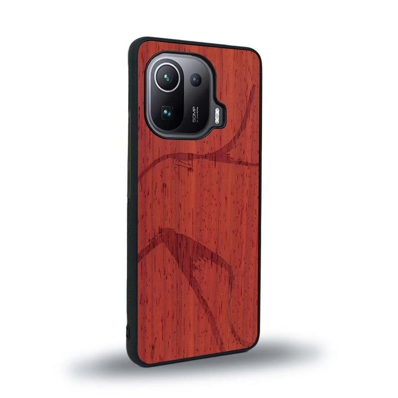 Coque de protection en bois véritable fabriquée en France pour Xiaomi Mi 11 Pro représentant une silhouette féminine dessinée à la main par l'artiste Maud Dabs