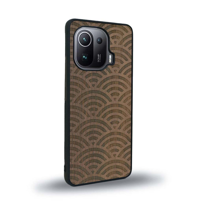 Coque de protection en bois véritable fabriquée en France pour Xiaomi Mi 11 Pro baptisée "La Sinjak" avec un motif de gravure abstrait représentant la répétition d'un symbole wifi