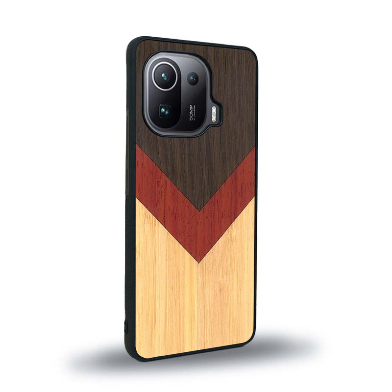 Coque de protection en bois véritable fabriquée en France pour Xiaomi Mi 11 Pro alliant du chêne fumé, du padouk et du bambou en forme de chevron sur le thème de l'art abstrait