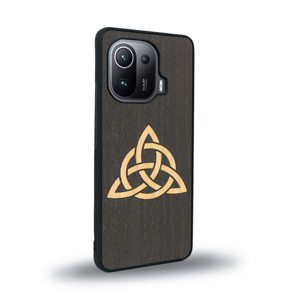 Coque de protection en bois véritable fabriquée en France pour Xiaomi Mi 11 Pro alliant du chêne fumé et du bambou représentant une triquetra