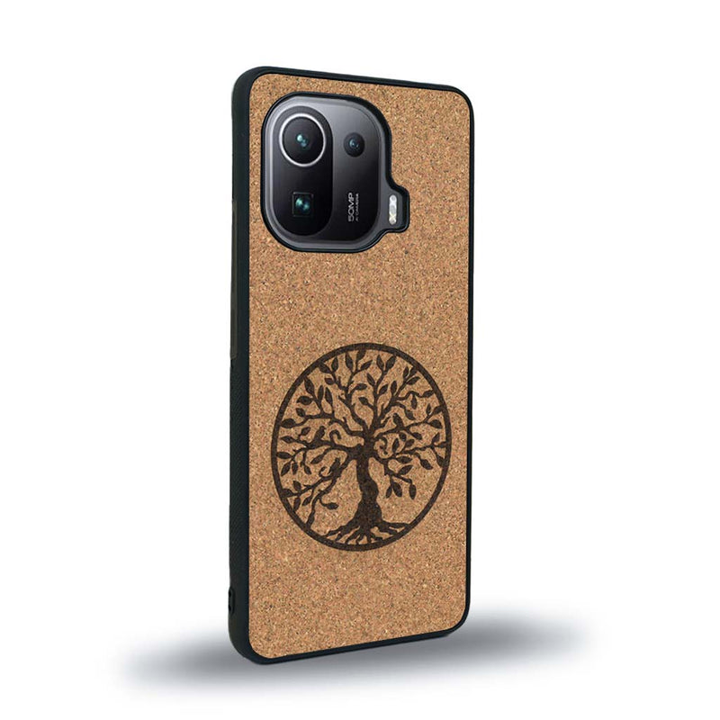 Coque de protection en bois véritable fabriquée en France pour Xiaomi Mi 11 Pro sur le thème de la spiritualité et du yoga avec une gravure zen représentant un arbre de vie