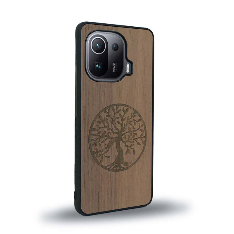 Coque de protection en bois véritable fabriquée en France pour Xiaomi Mi 11 Pro sur le thème de la spiritualité et du yoga avec une gravure zen représentant un arbre de vie