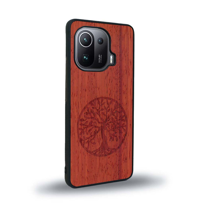 Coque de protection en bois véritable fabriquée en France pour Xiaomi Mi 11 Pro sur le thème de la spiritualité et du yoga avec une gravure zen représentant un arbre de vie