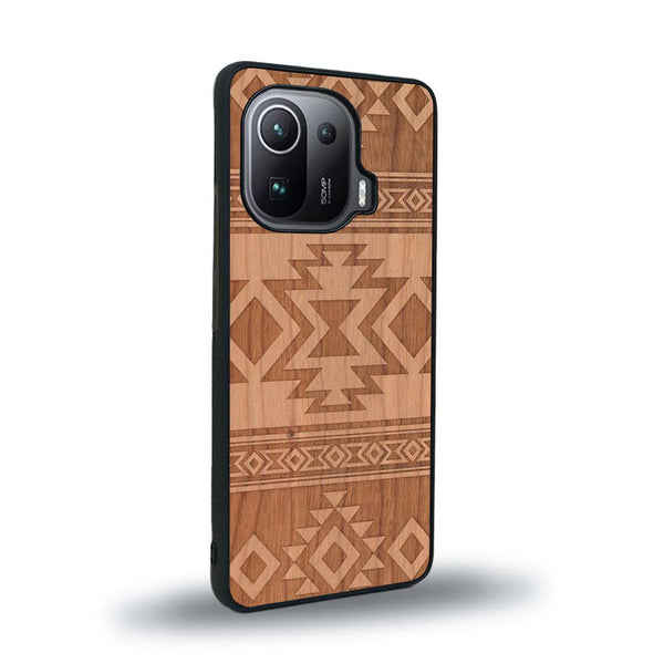 Coque de protection en bois véritable fabriquée en France pour Xiaomi Mi 11 Pro avec des motifs géométriques s'inspirant des temples aztèques, mayas et incas