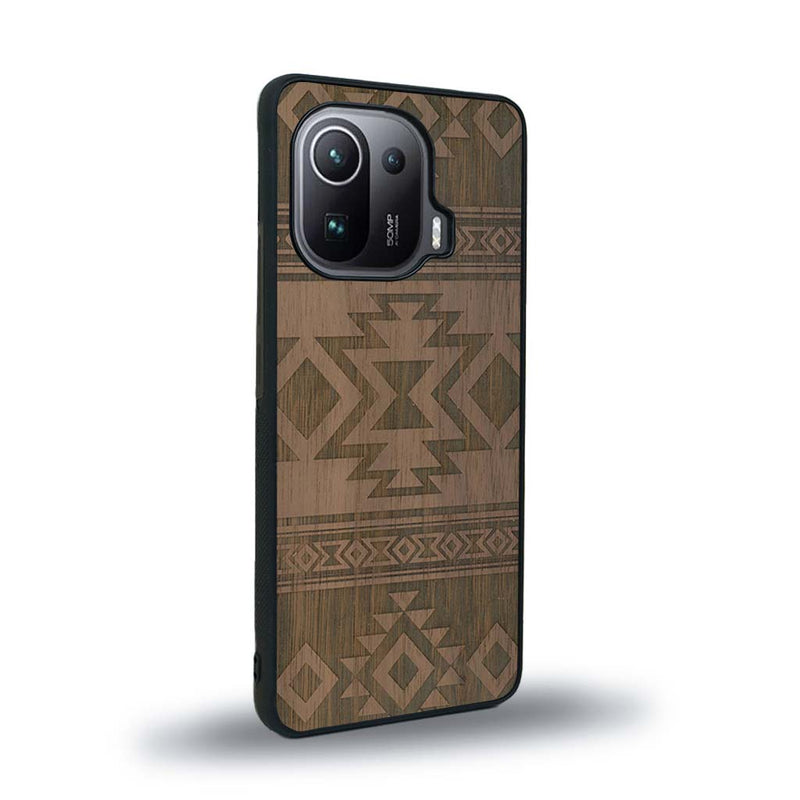 Coque de protection en bois véritable fabriquée en France pour Xiaomi Mi 11 Pro avec des motifs géométriques s'inspirant des temples aztèques, mayas et incas
