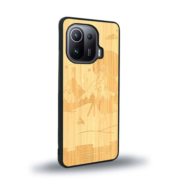 Coque de protection en bois véritable fabriquée en France pour Xiaomi Mi 11 Pro sur le thème du camping en pleine nature représentant une tente avec un feu de camp entouré de montagnes