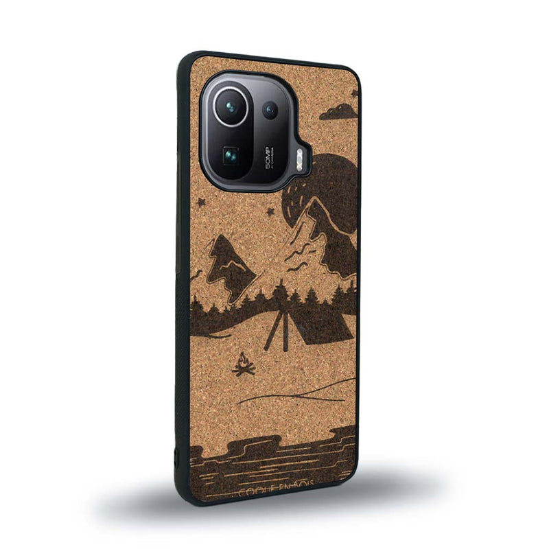 Coque de protection en bois véritable fabriquée en France pour Xiaomi Mi 11 Pro sur le thème du camping en pleine nature représentant une tente avec un feu de camp entouré de montagnes