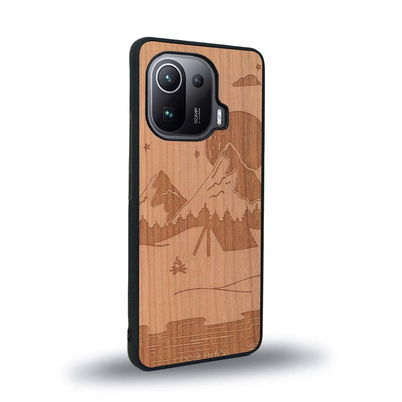 Coque de protection en bois véritable fabriquée en France pour Xiaomi Mi 11 Pro sur le thème du camping en pleine nature représentant une tente avec un feu de camp entouré de montagnes