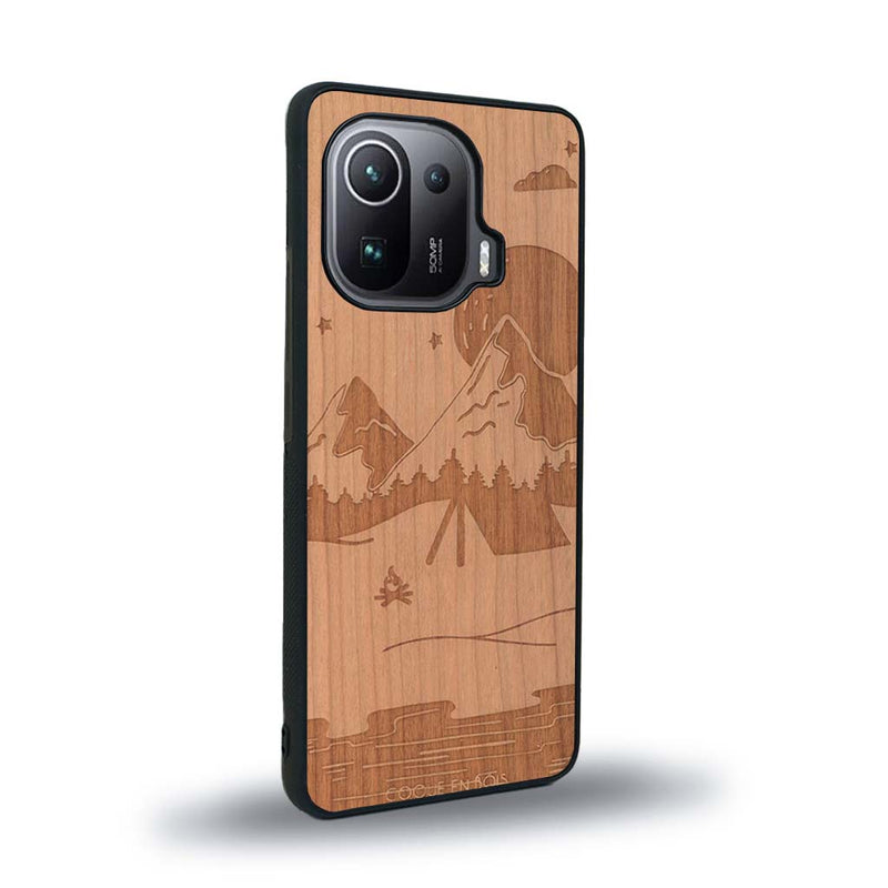 Coque de protection en bois véritable fabriquée en France pour Xiaomi Mi 11 Pro sur le thème du camping en pleine nature représentant une tente avec un feu de camp entouré de montagnes