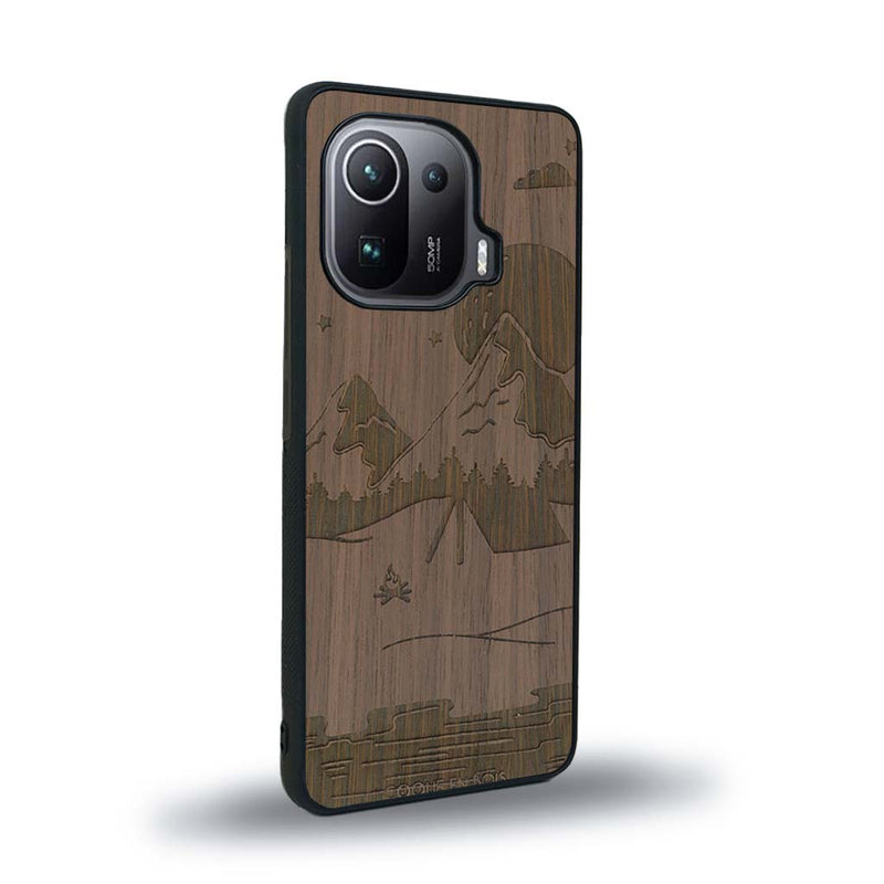 Coque de protection en bois véritable fabriquée en France pour Xiaomi Mi 11 Pro sur le thème du camping en pleine nature représentant une tente avec un feu de camp entouré de montagnes