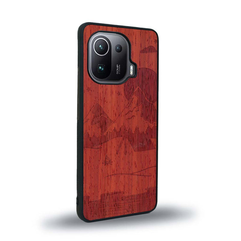 Coque de protection en bois véritable fabriquée en France pour Xiaomi Mi 11 Pro sur le thème du camping en pleine nature représentant une tente avec un feu de camp entouré de montagnes