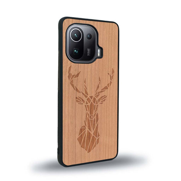 Coque de protection en bois véritable fabriquée en France pour Xiaomi Mi 11 Pro sur le thème de la nature et des animaux représentant une tête de cerf gométrique avec un design moderne et minimaliste