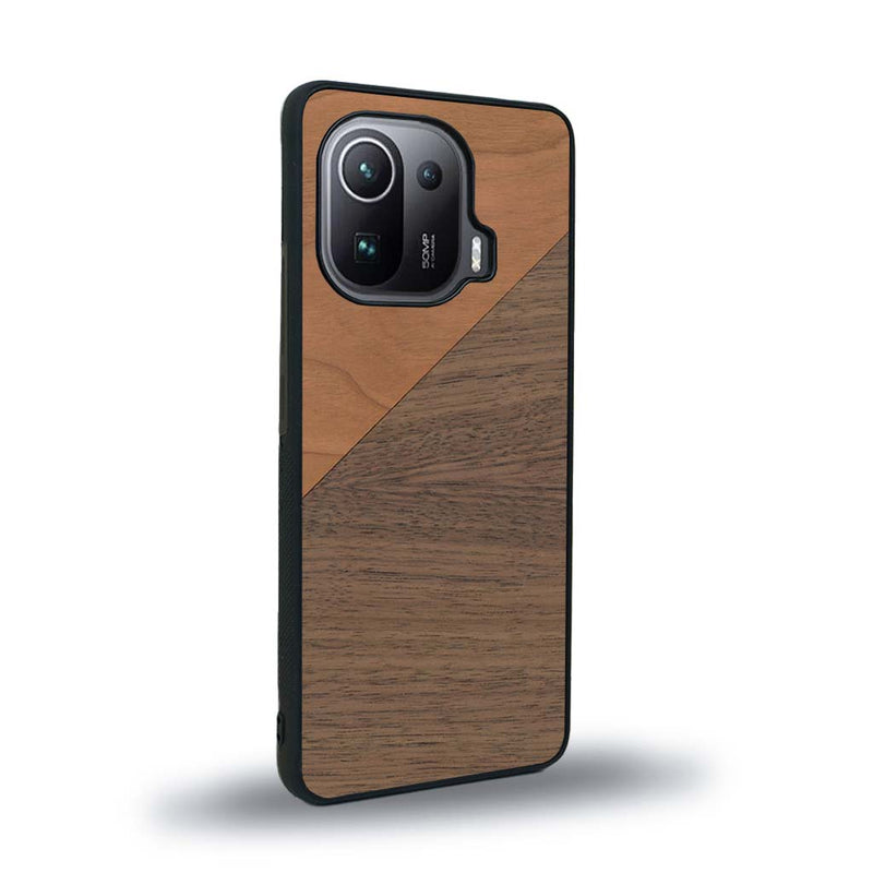 Coque de protection en bois véritable fabriquée en France pour Xiaomi Mi 11 Pro alliant du merisier et du noyer formant chacun un triangle avec une jointure en diagonale sur le thème de l'art abstrait