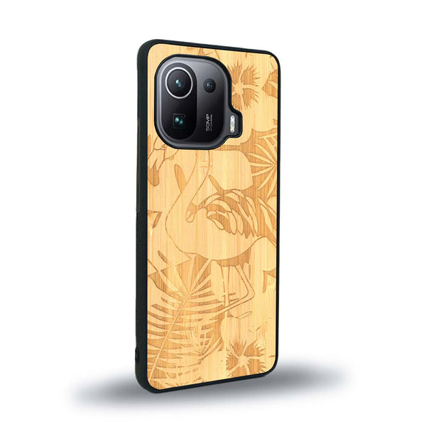 Coque de protection en bois véritable fabriquée en France pour Xiaomi Mi 11 Pro sur le thème de la nature et des animaux représentant un flamant rose entre des fougères