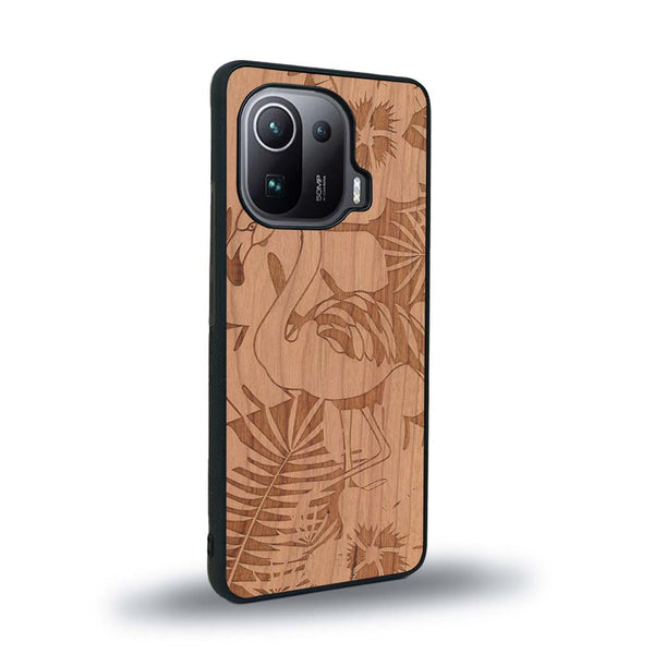 Coque de protection en bois véritable fabriquée en France pour Xiaomi Mi 11 Pro sur le thème de la nature et des animaux représentant un flamant rose entre des fougères