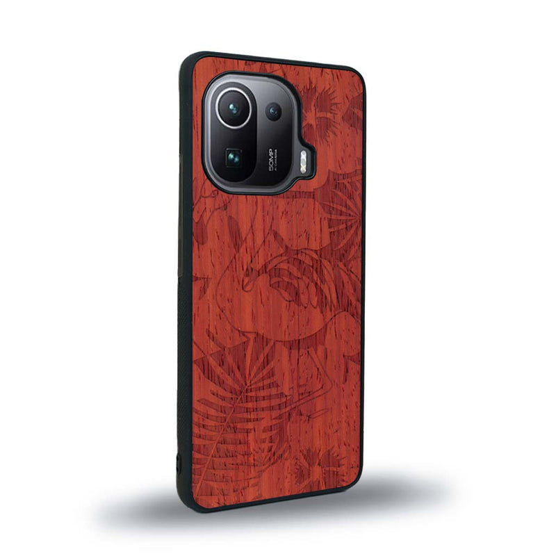 Coque de protection en bois véritable fabriquée en France pour Xiaomi Mi 11 Pro sur le thème de la nature et des animaux représentant un flamant rose entre des fougères