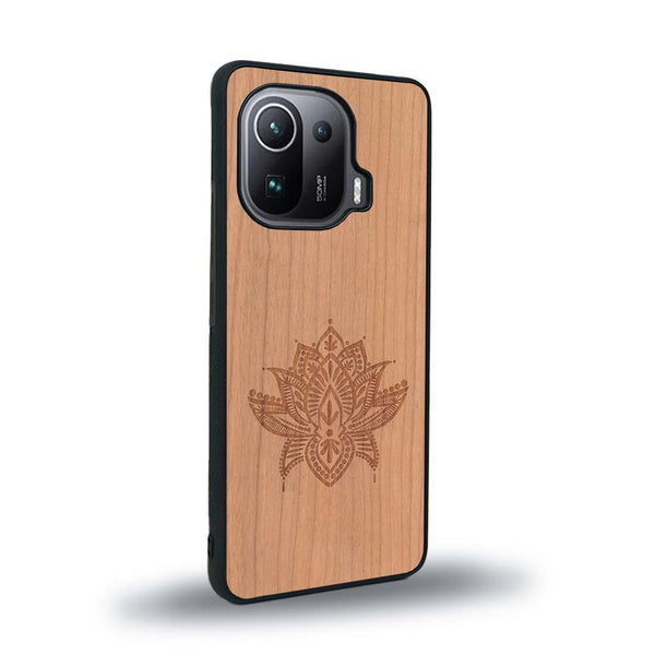 Coque de protection en bois véritable fabriquée en France pour Xiaomi Mi 11 Pro sur le thème de la nature et du yoga avec une gravure zen représentant une fleur de lotus