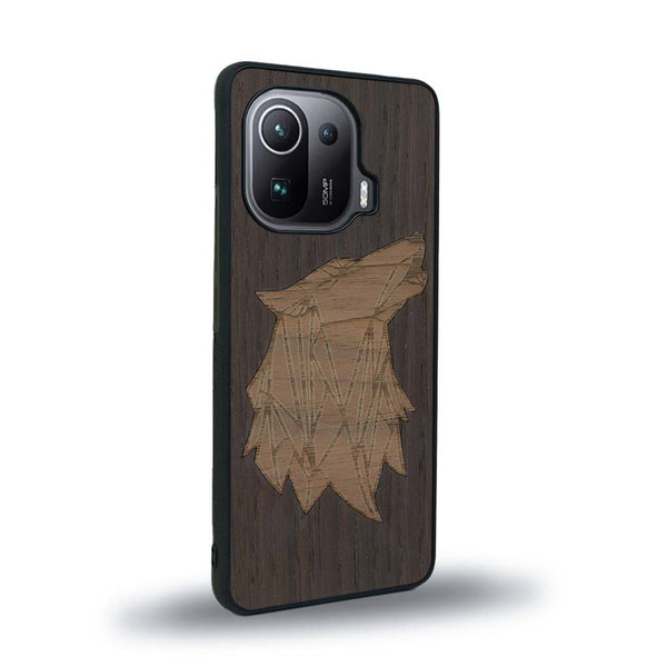 Coque de protection en bois véritable fabriquée en France pour Xiaomi Mi 11 Pro alliant du chêne fumé et du noyer représentant une tête de loup géométrique de profil sur le thème des animaux et de la nature